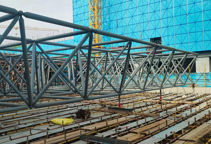东港济南高铁东总部基地2号楼网架